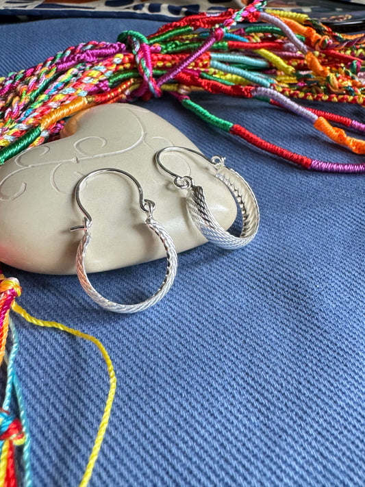 Kleine Creolen aus 925er T11-Silber