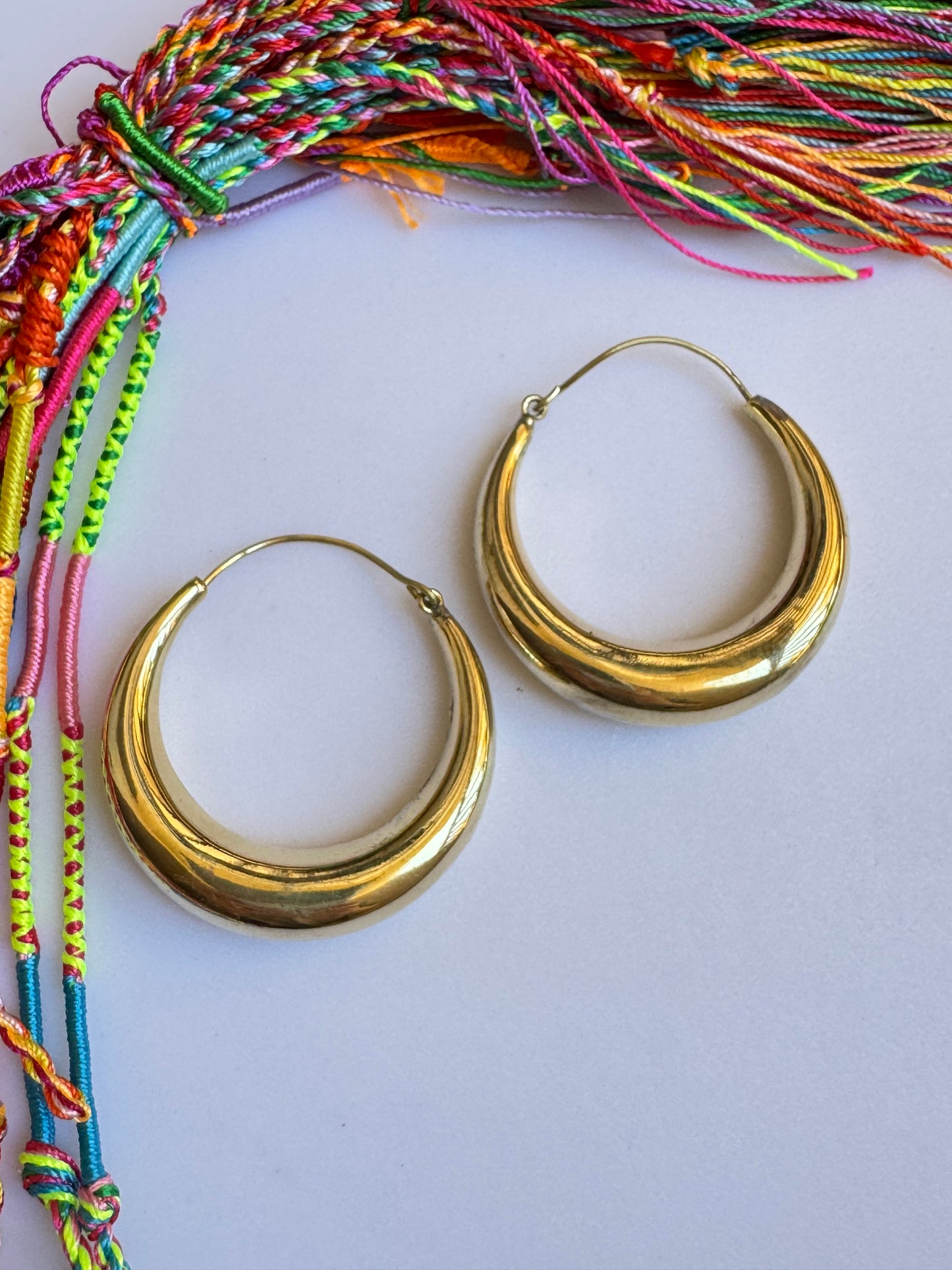 Orecchini boho dorato bombati