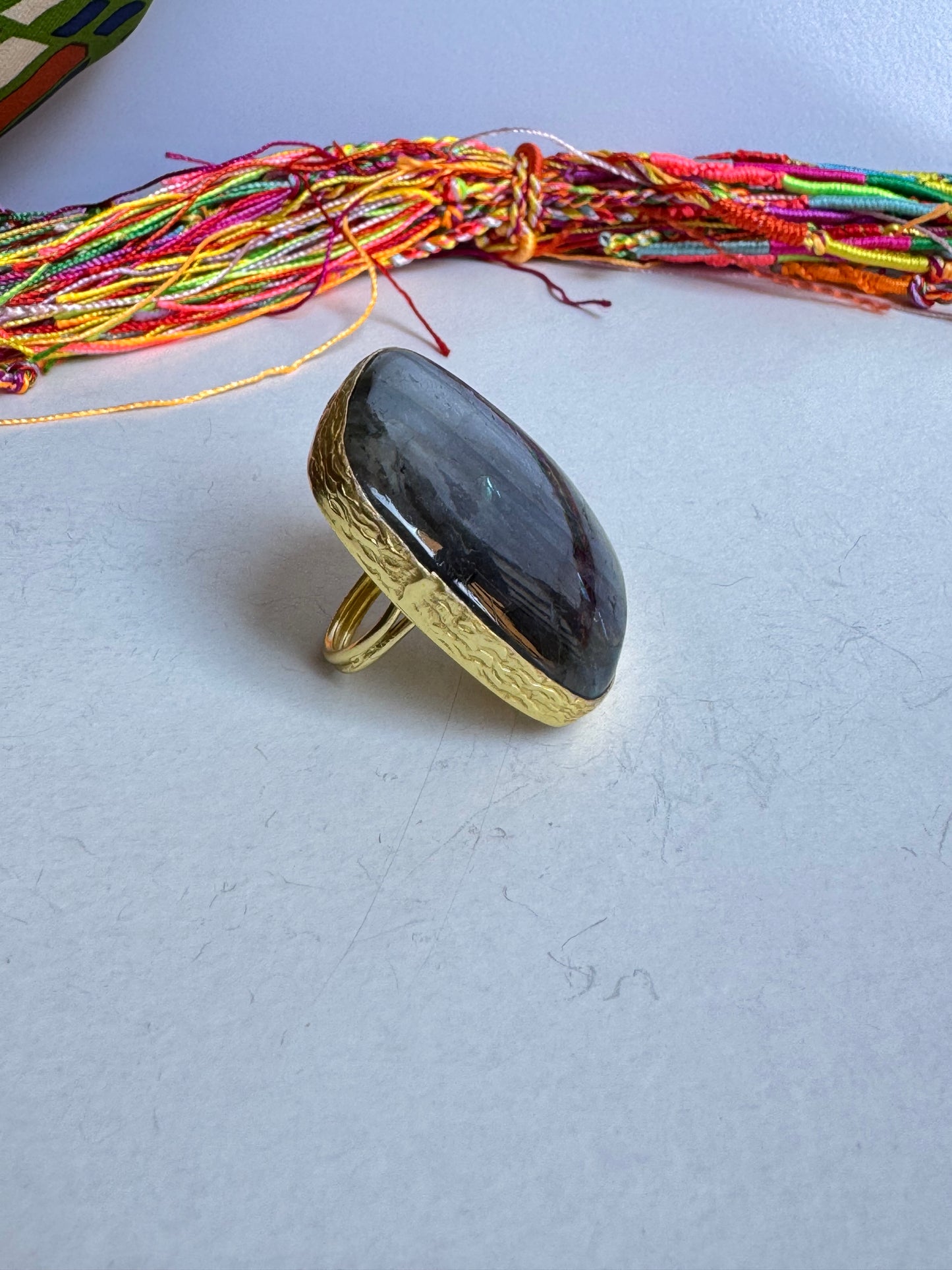 Anello boho dorato labradorite regolabile