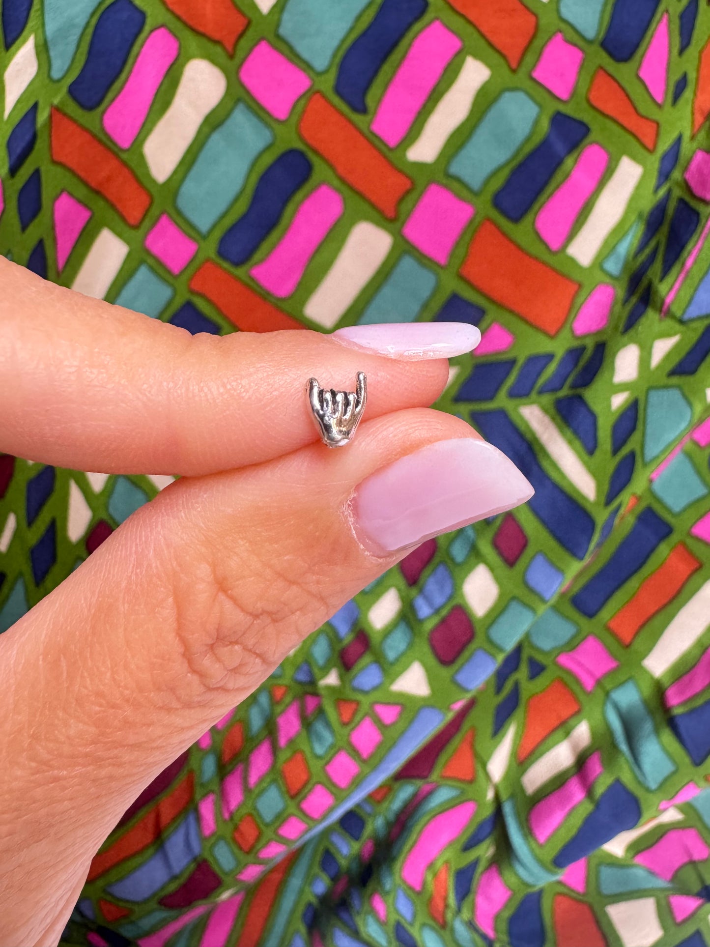 Single lobe earring in 925 silver with hand