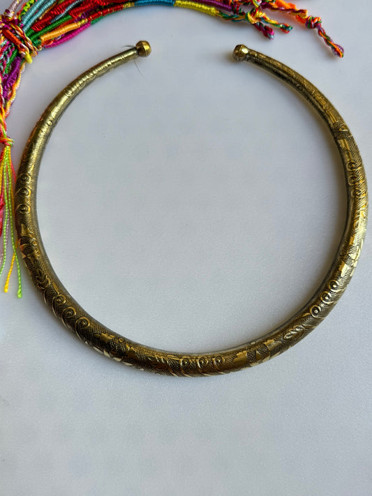 Goldener Kragen mit Locken und Blumen