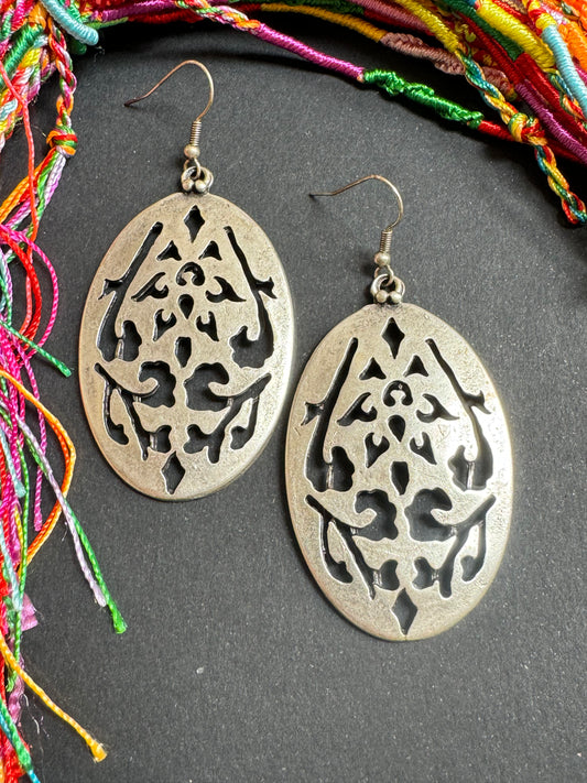 Engraved oval Zamak earrings