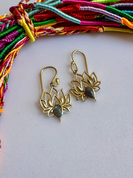Orecchini boho dorato fiore di loto labradorite