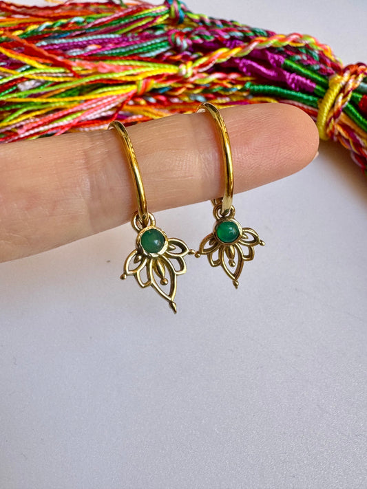 Boho-Goldohrringe mit grünem Creolen