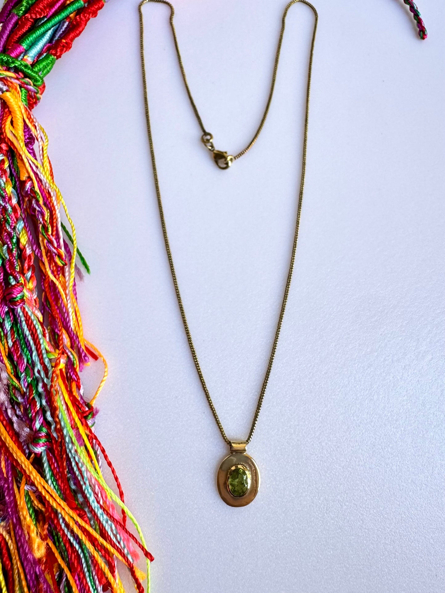 Collana dorata con ciondolo verde