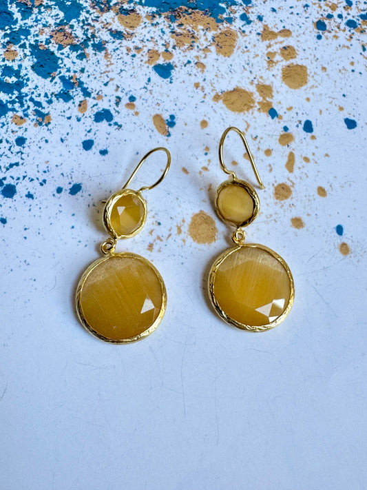 2 hellgelbe Steinohrringe