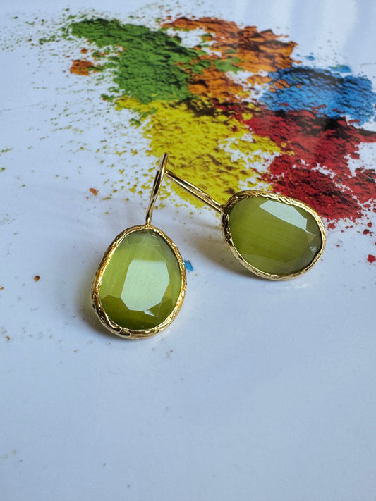 Säuregrüne mittelgroße Tropfenstein-Ohrringe