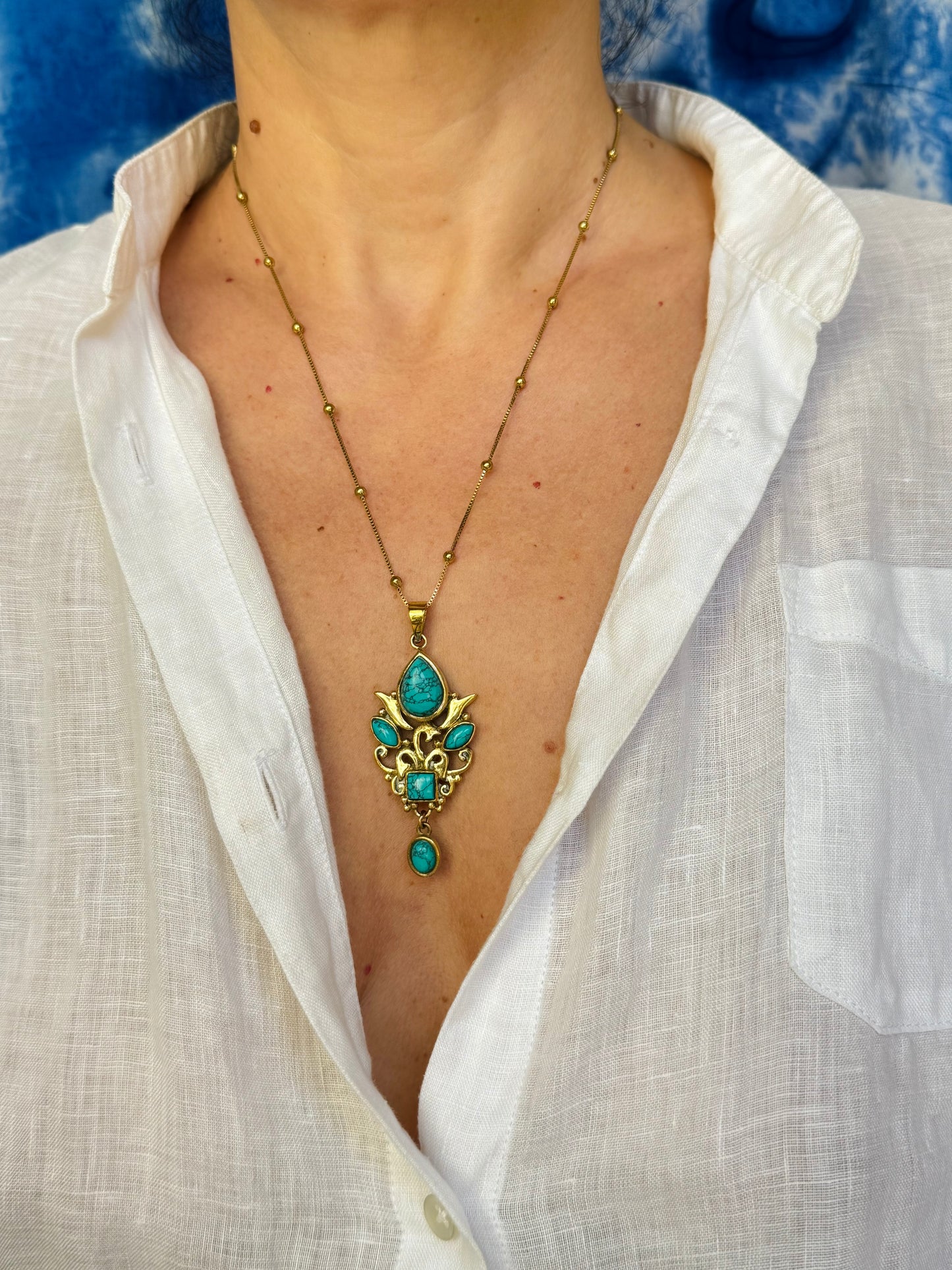 Collana boho dorata con ciondolo turchese