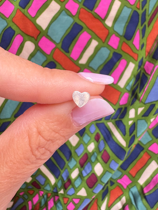 Single lobe earring in 925 silver with a flat heart