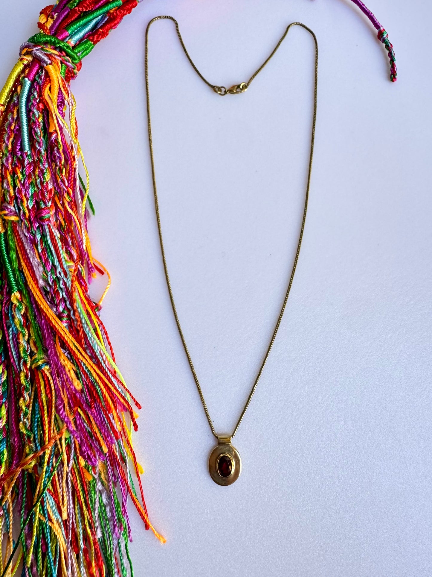 Collana dorata con ciondolo rosso