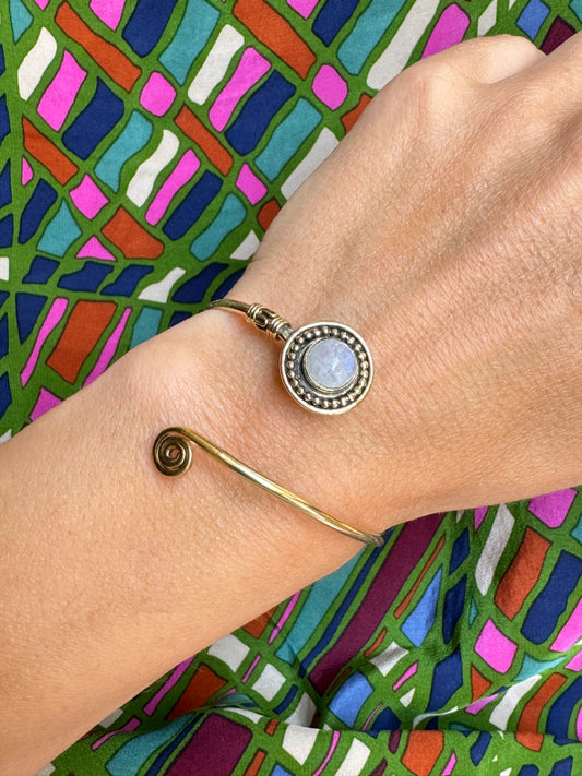 Goldenes Mondstein-Boho-Armband