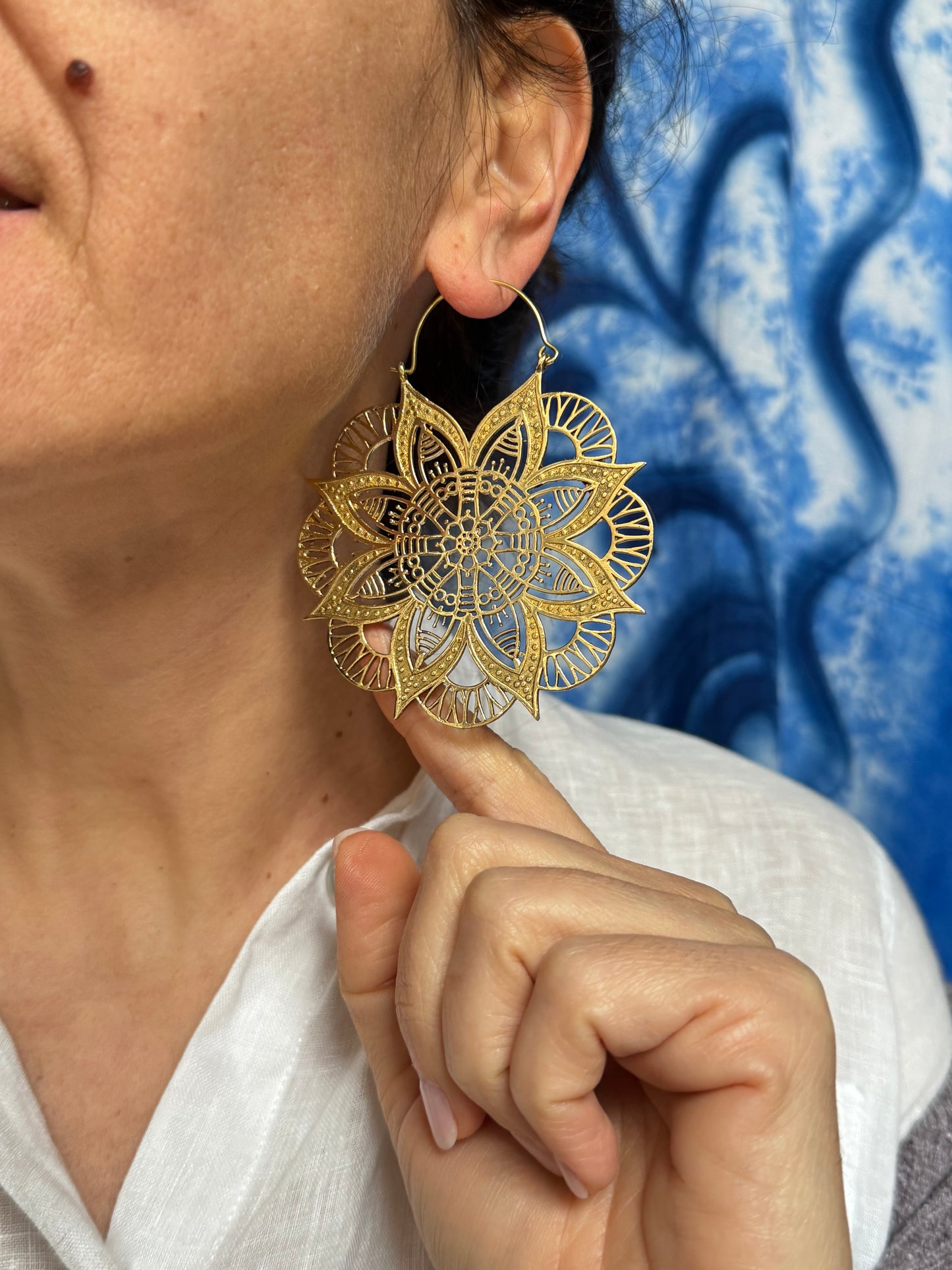 Orecchini boho dorati cerchi fiore di loto