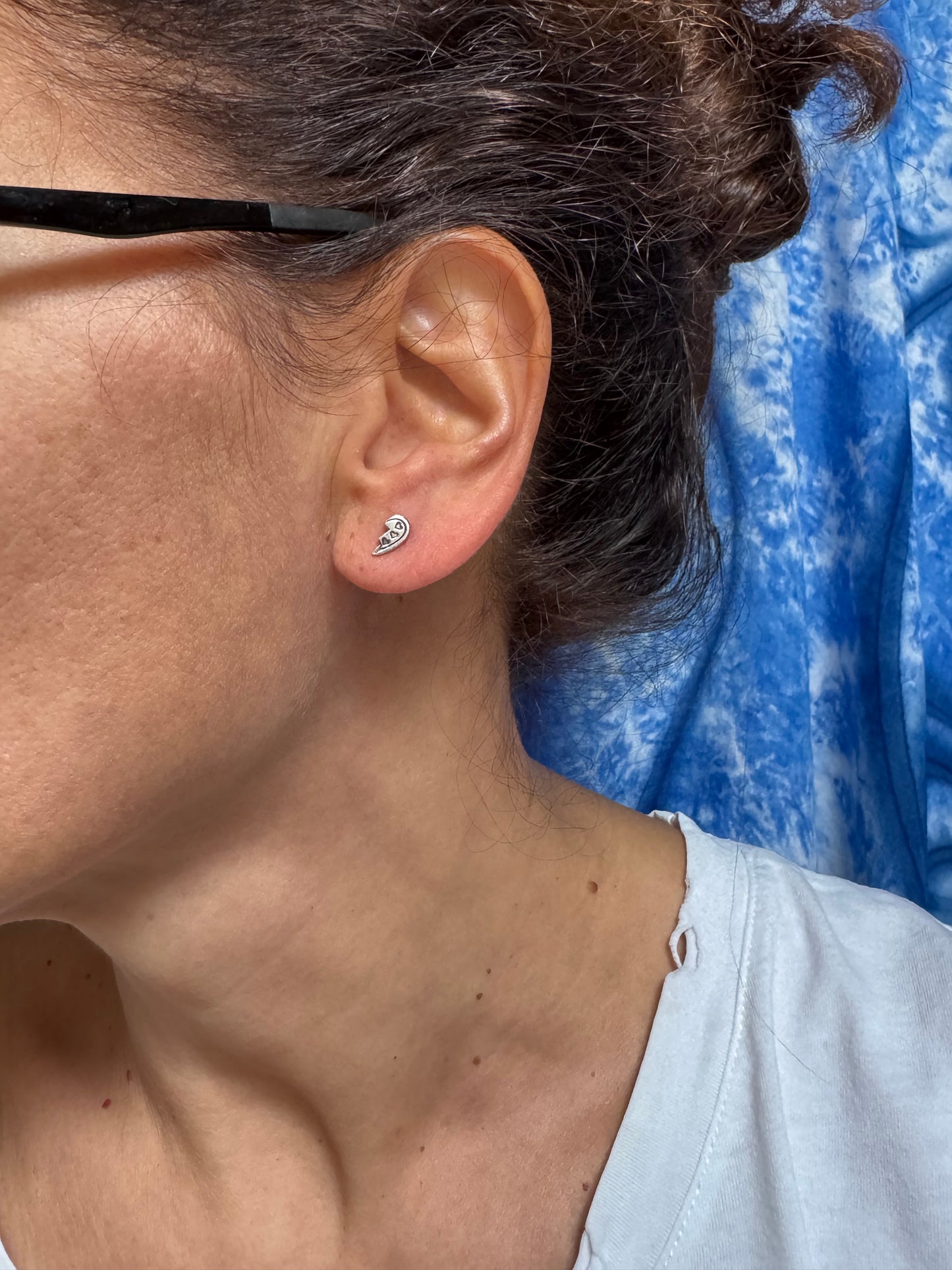 Single lobe earring in 925 silver with a half-heart shape