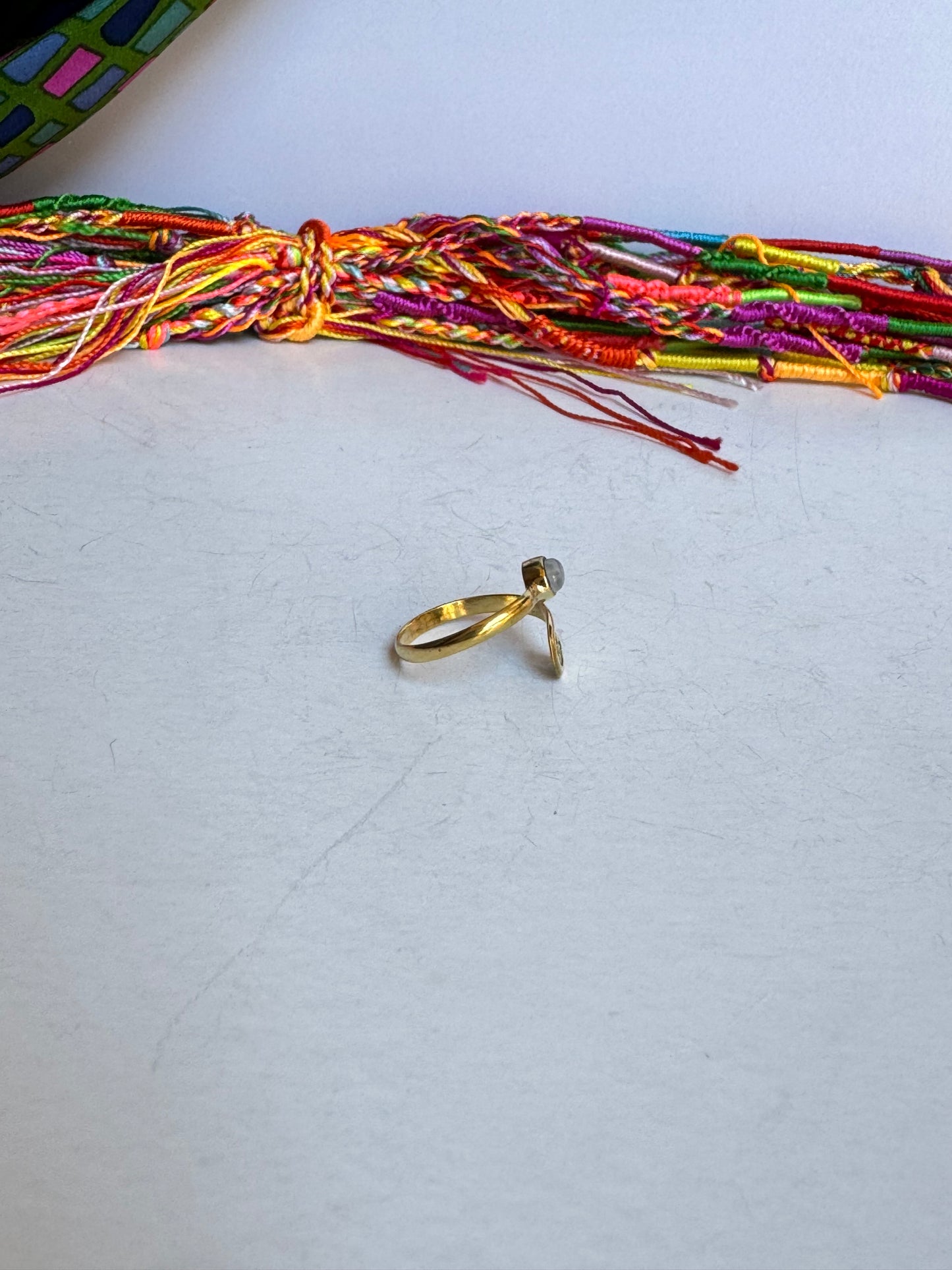 Anello boho dorato pietra di luna arcobaleno regolabile