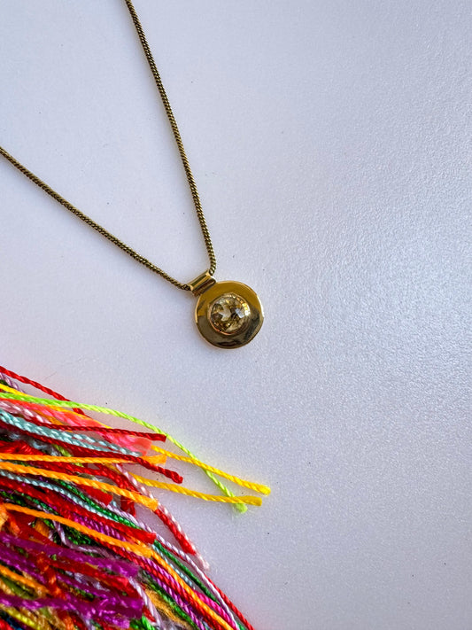 Collana dorata con ciondolo giallo