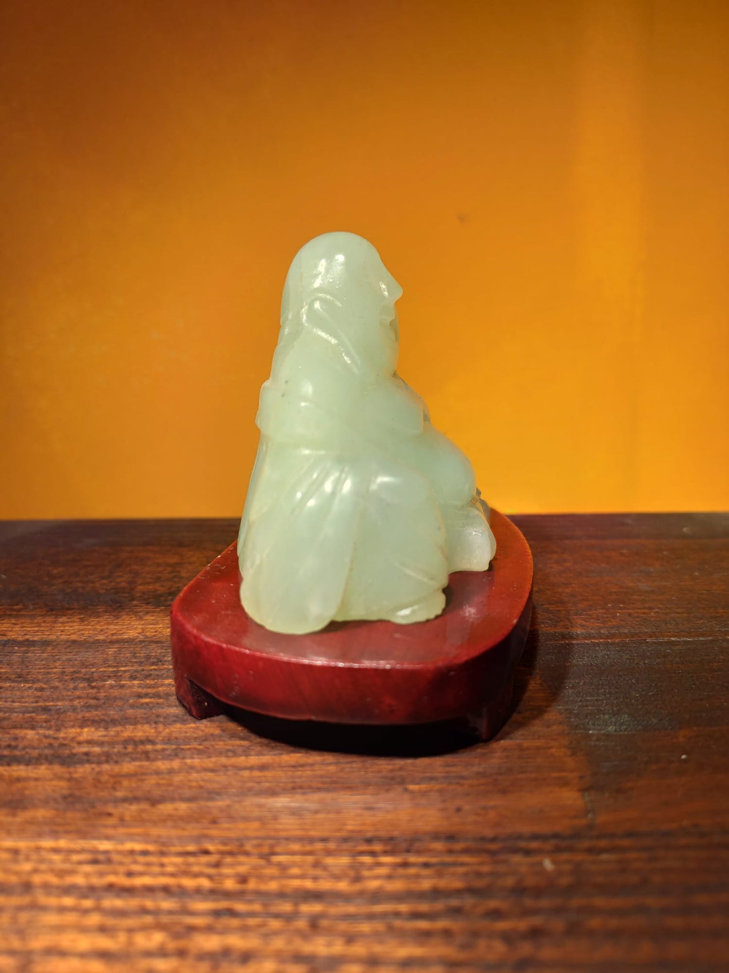 Buddha auf Sockel, harte Steine, indische Jade, grüne Jade