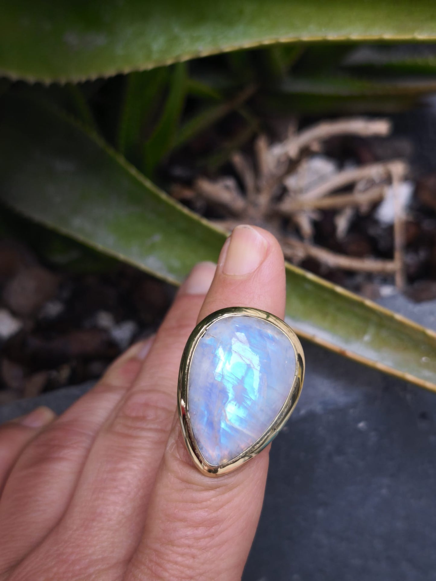 Anello boho dorato pietra di luna arcobaleno Maila