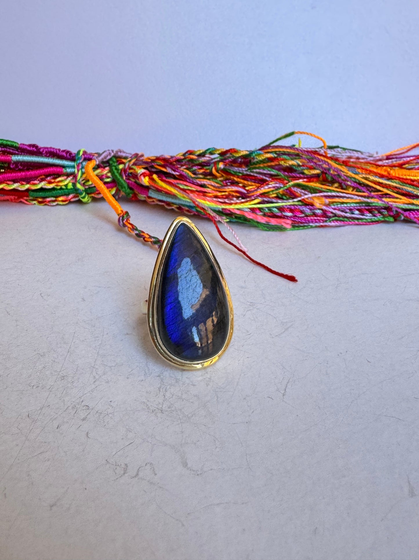 Anello boho dorato labradorite regolabile