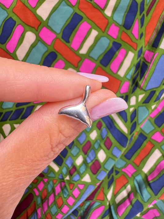 Single lobe earring in 925 silver with a whale tail