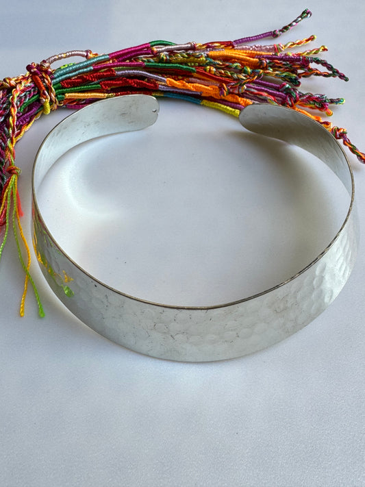 Hoher silberner Kragen