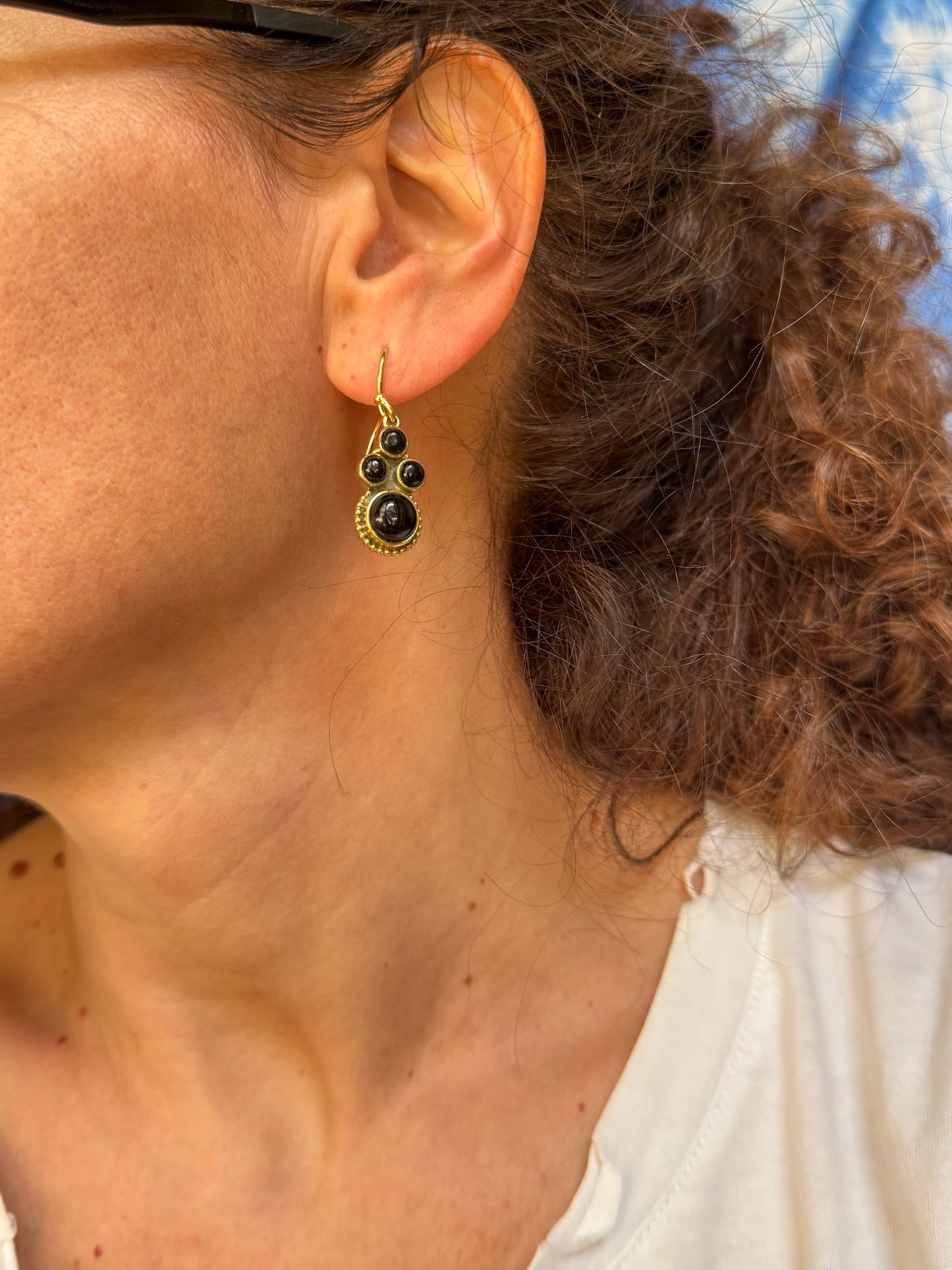 Orecchini boho dorato nero V5