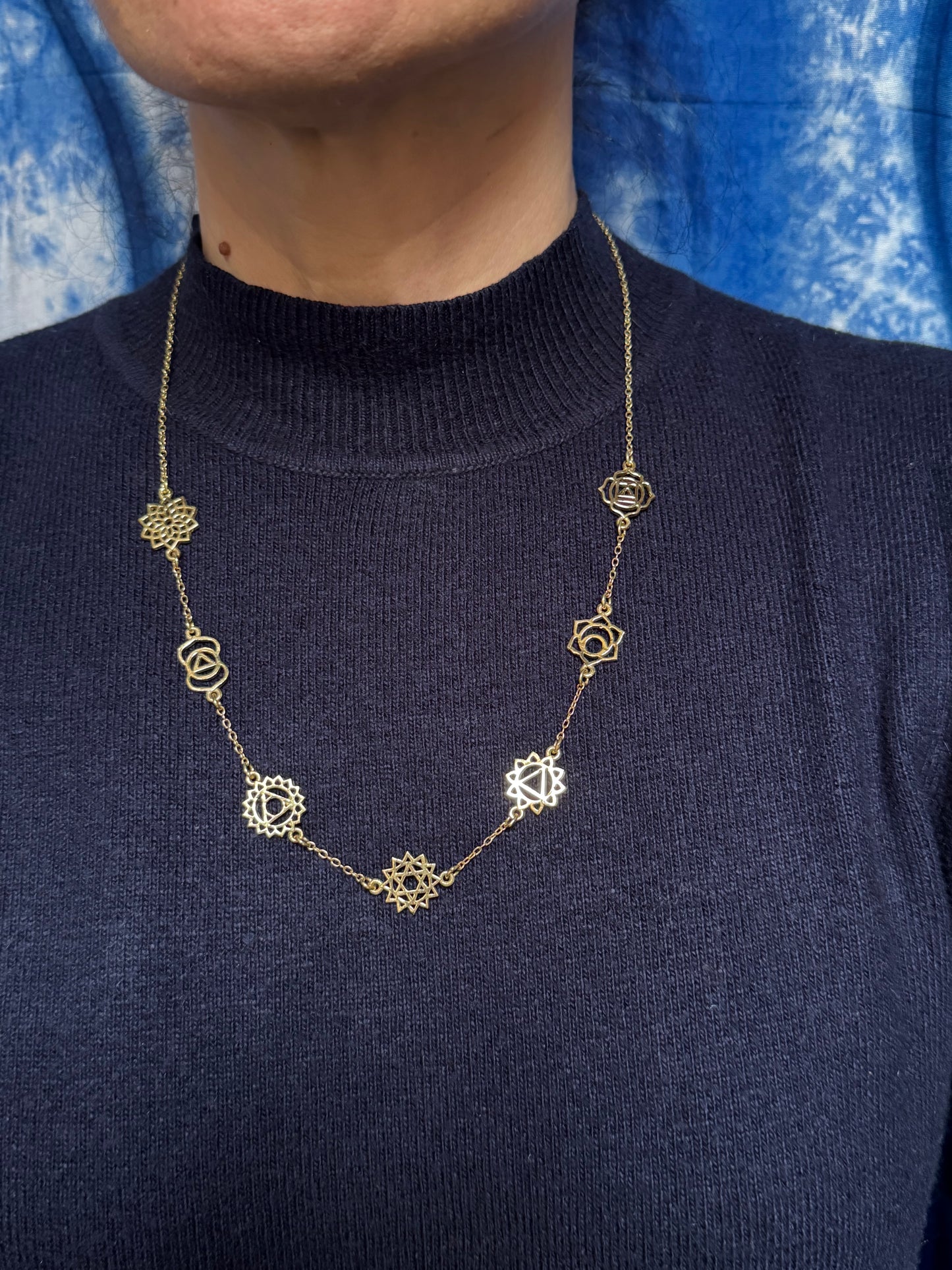 Collana dorata con simboli sette chakra