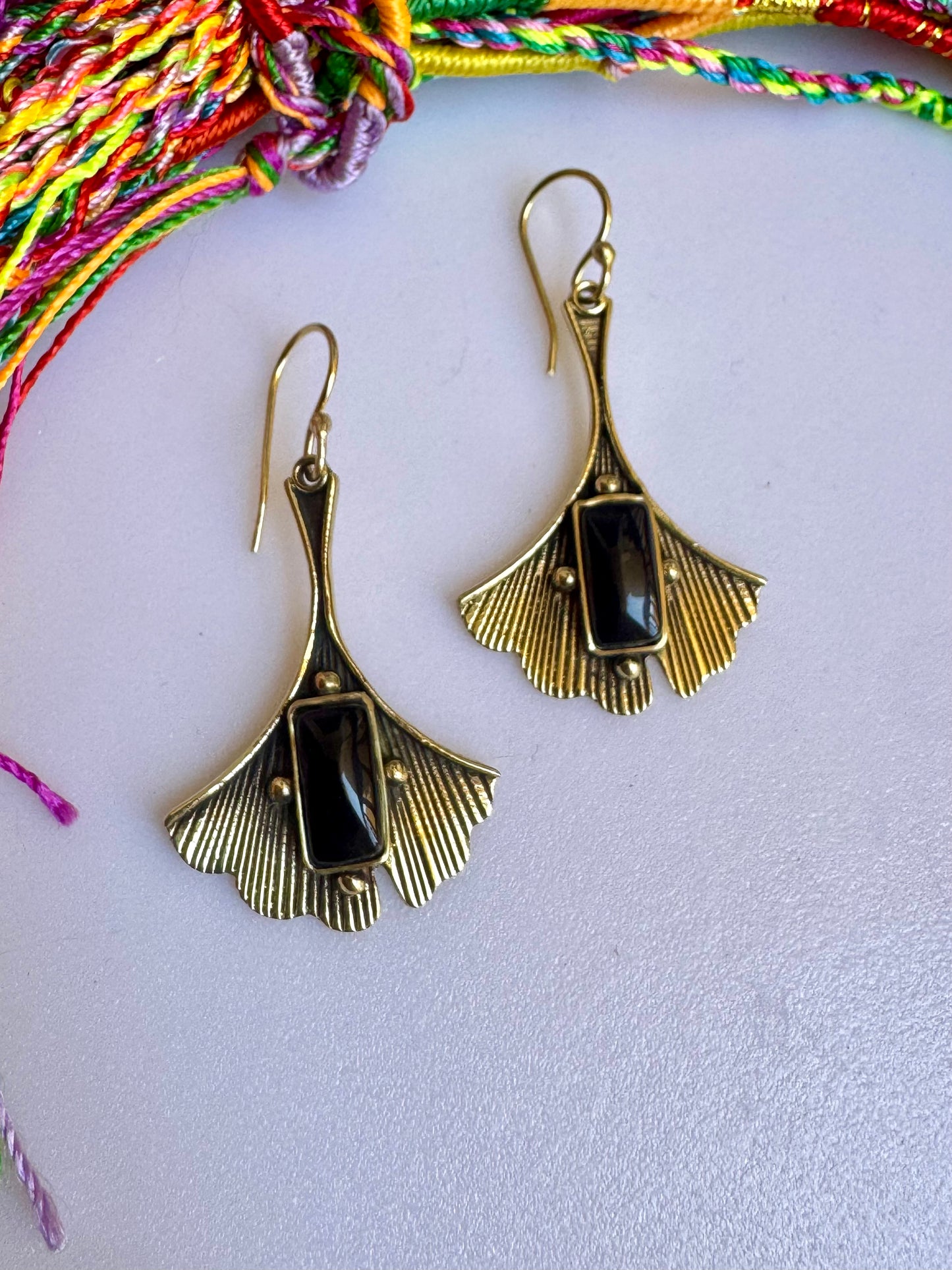 Boho-Ohrringe aus goldenem und schwarzem Gingko