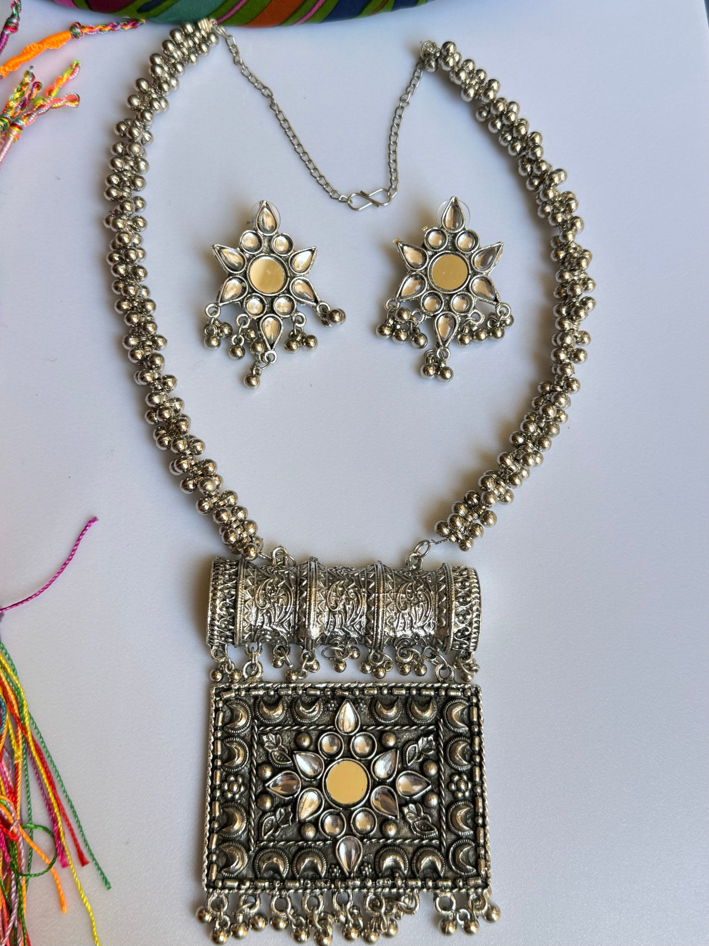 Long necklace and earrings in silver metal with India mirrors