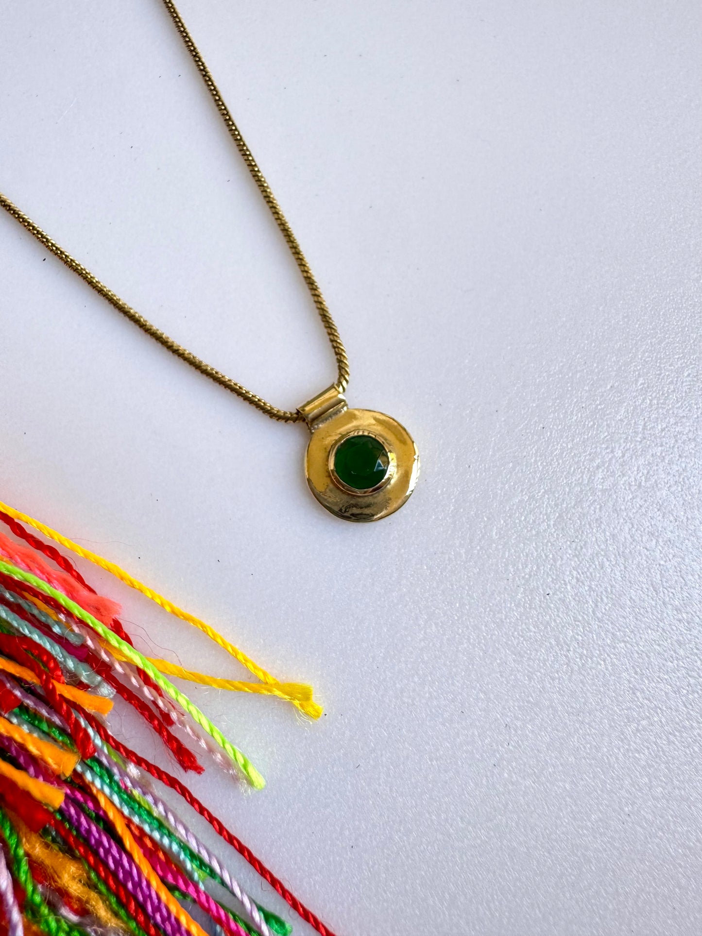 Collana dorata con ciondolo verde