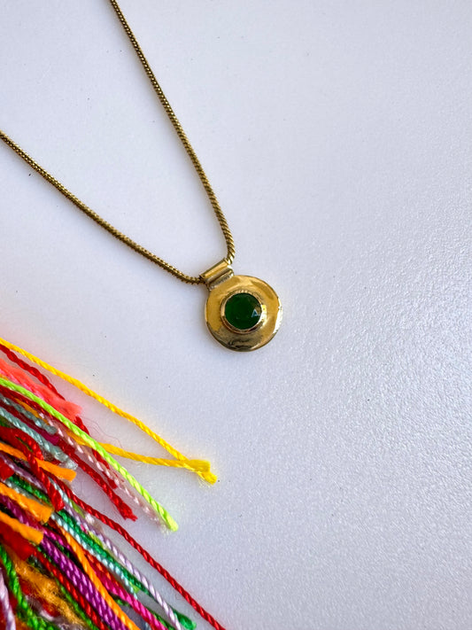 Collana dorata con ciondolo verde
