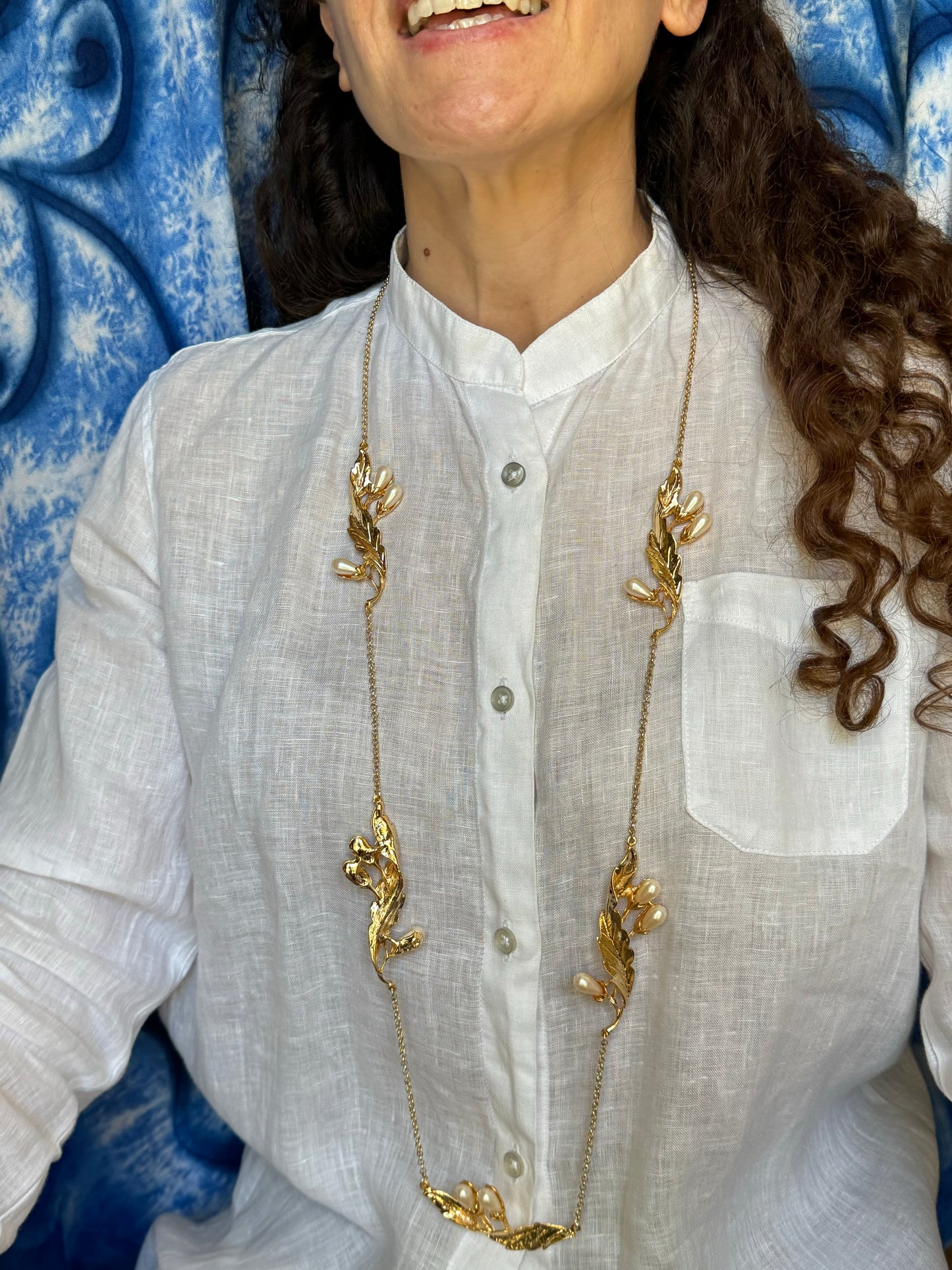 Golden leaf necklace with white pearls