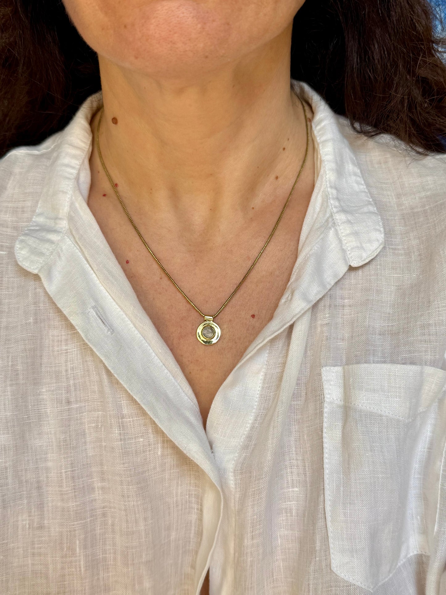 Collana dorata con ciondolo pietra di luna