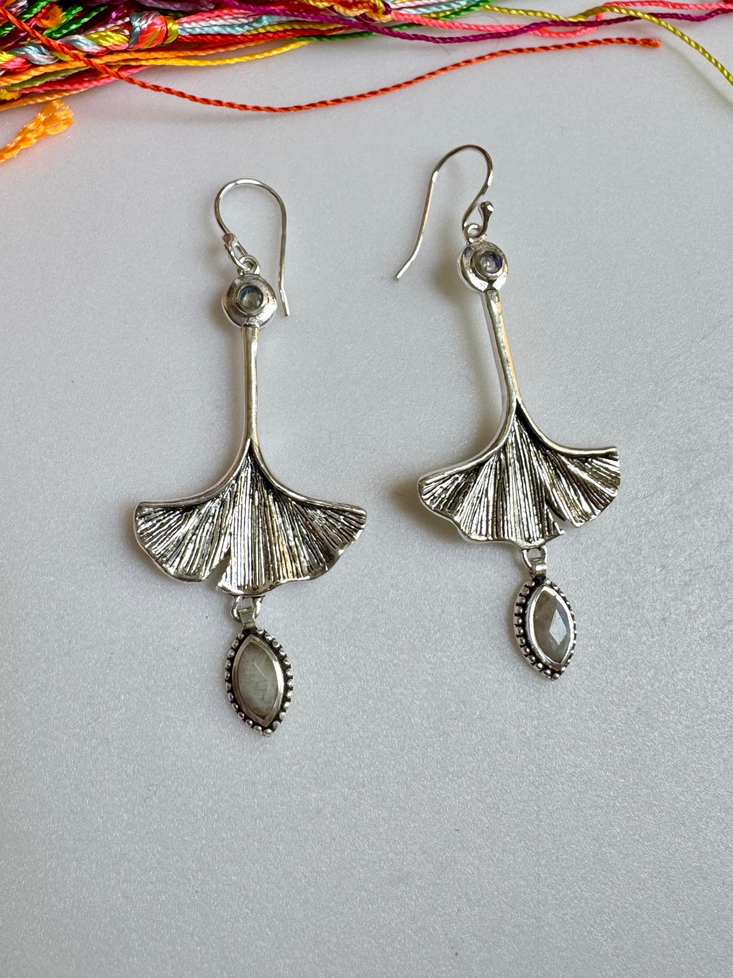 Orecchini boho argentato ginkgo pietra di luna
