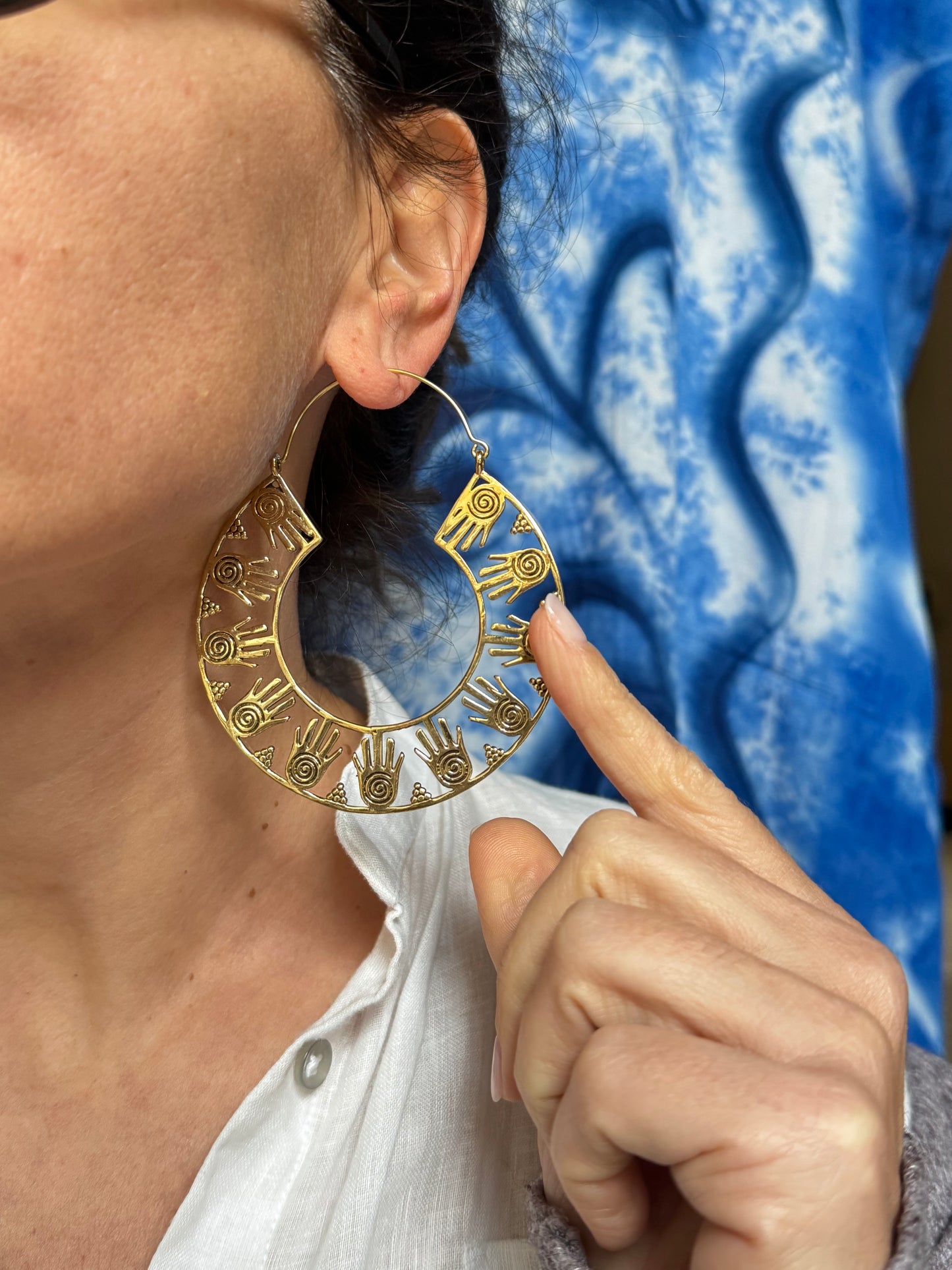 Orecchini boho dorati cerchi mano di Fatima