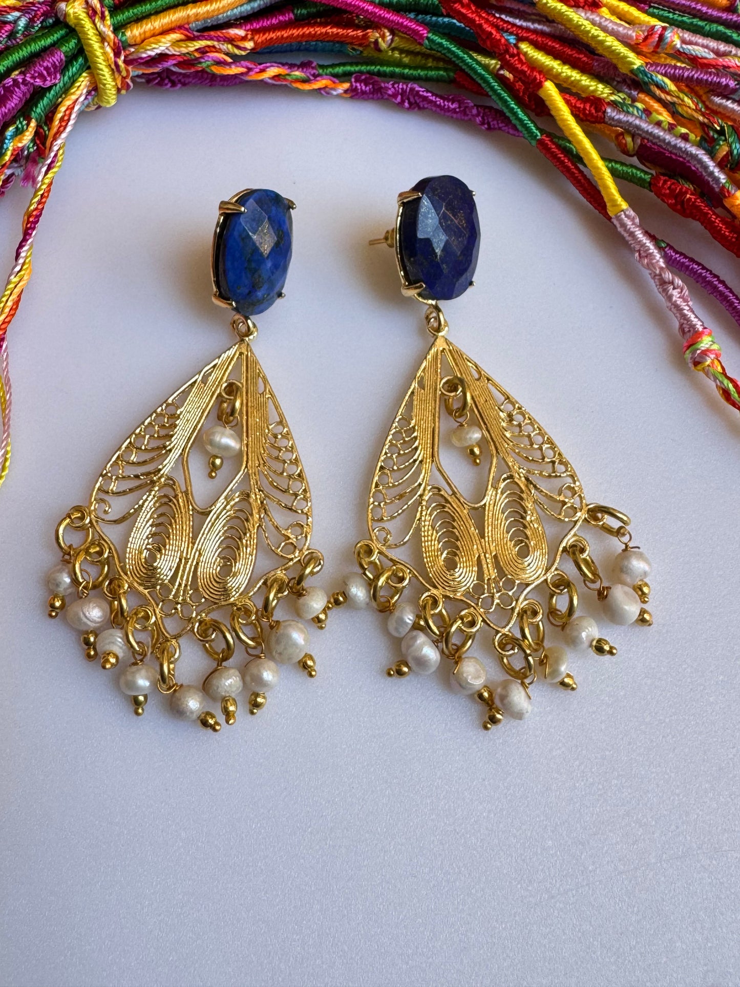 Vergoldete Ohrringe mit blauem Filigran und weißen Perlen