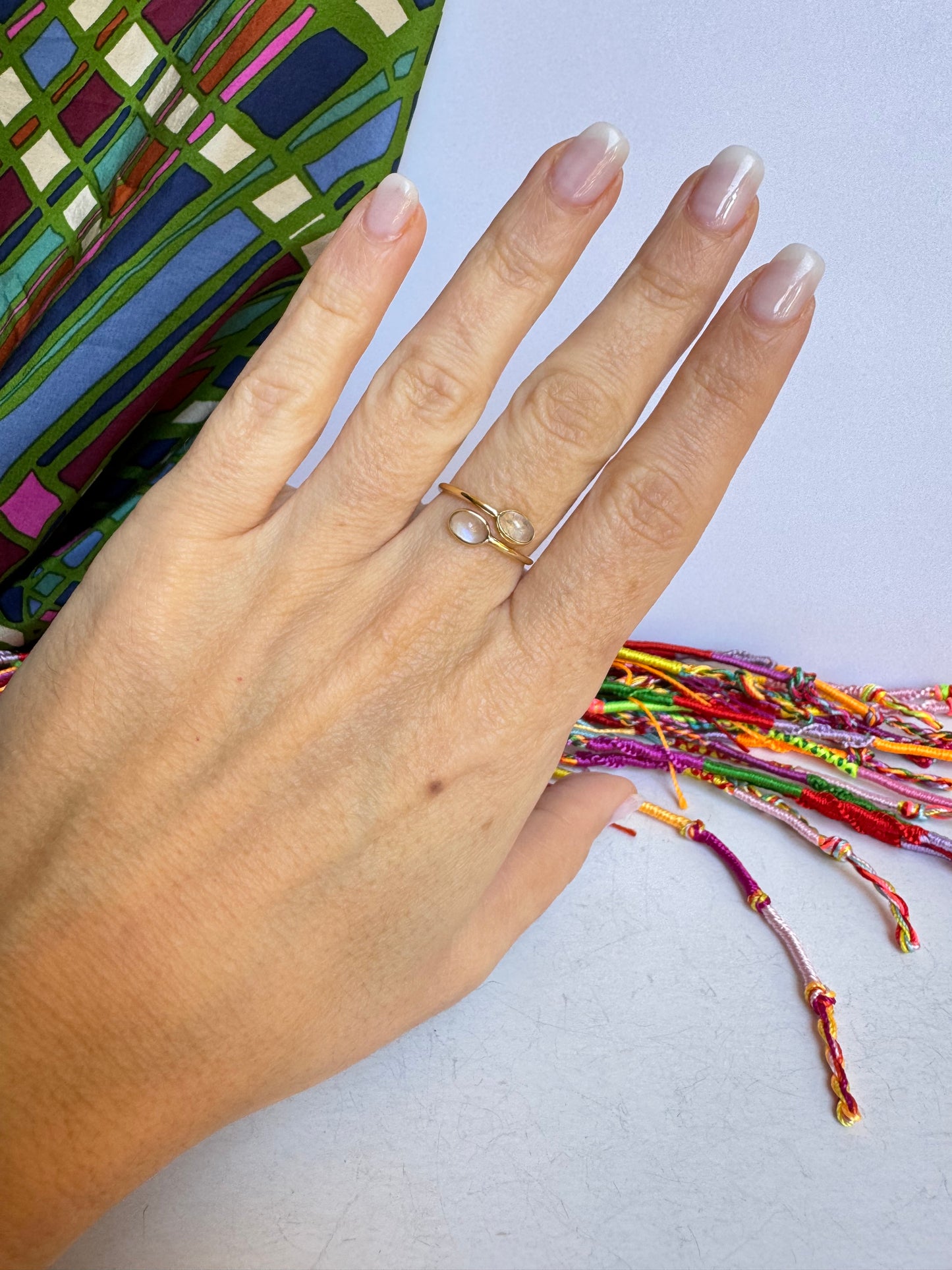 Anello boho dorato pietra di luna arcobaleno