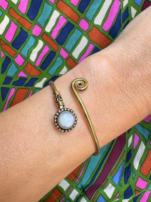 Goldenes Mondstein-Boho-Armband