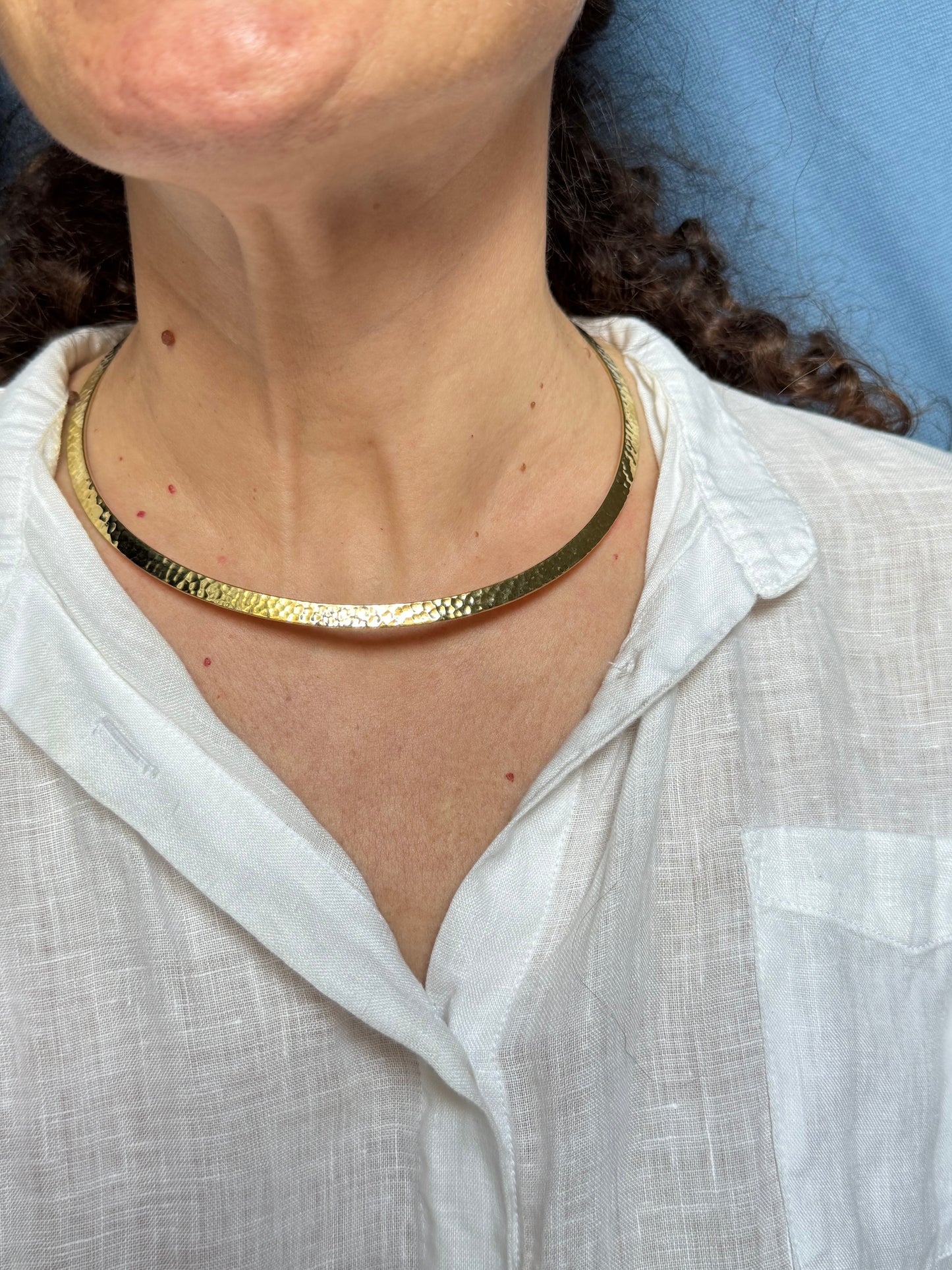 Collarino sottile dorato martellato