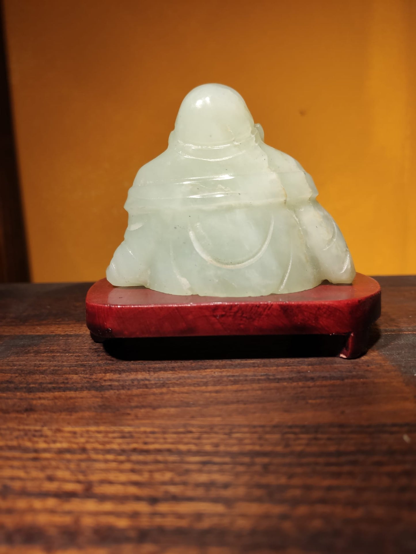 Buddha auf Sockel, harte Steine, indische Jade, grüne Jade