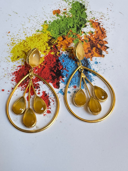 Gelbe Tropfenohrringe mit drei Steinen