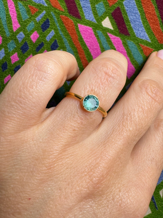 Himmelblauer goldener Ring