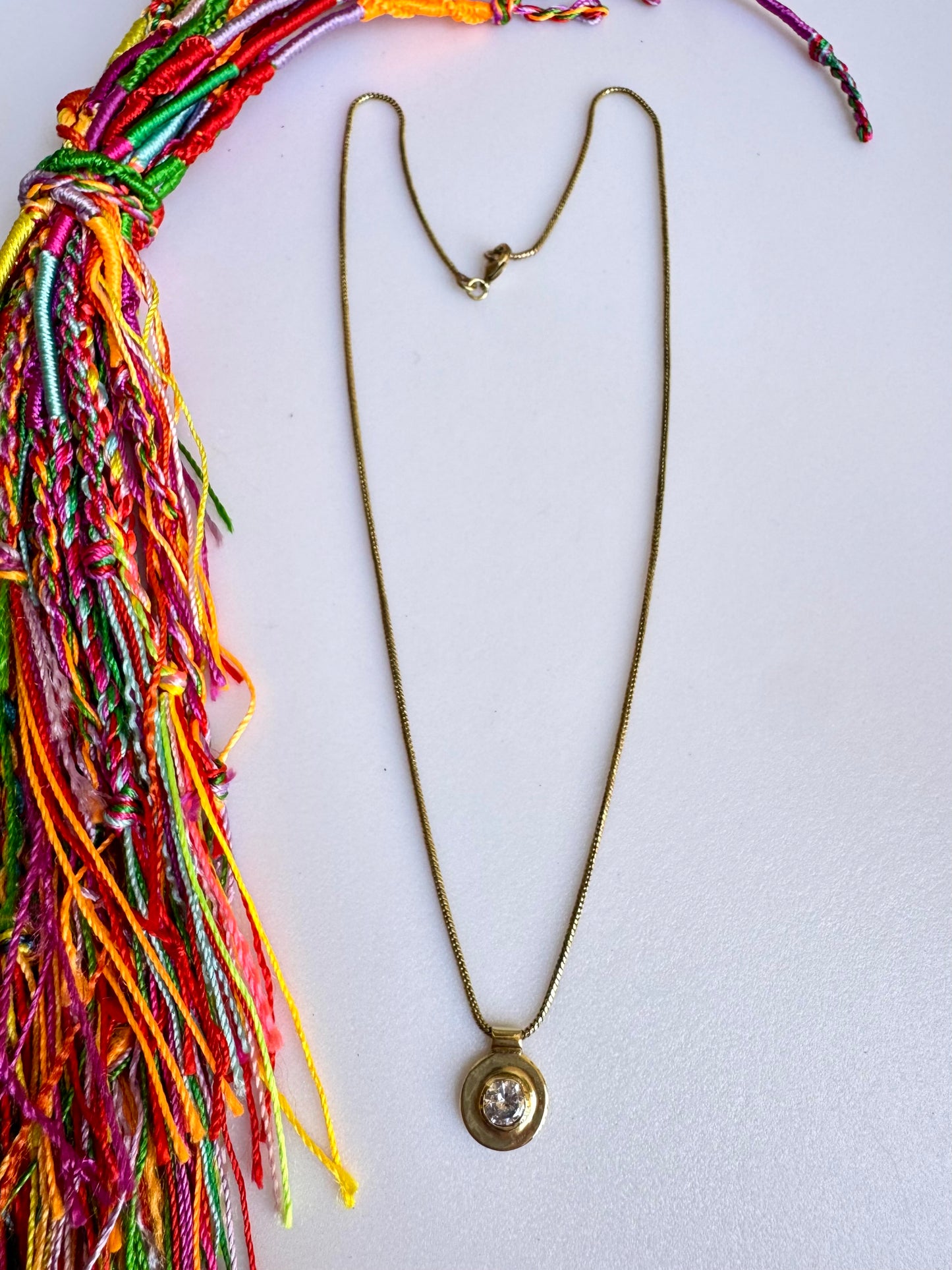 Collana dorata con ciondolo bianco