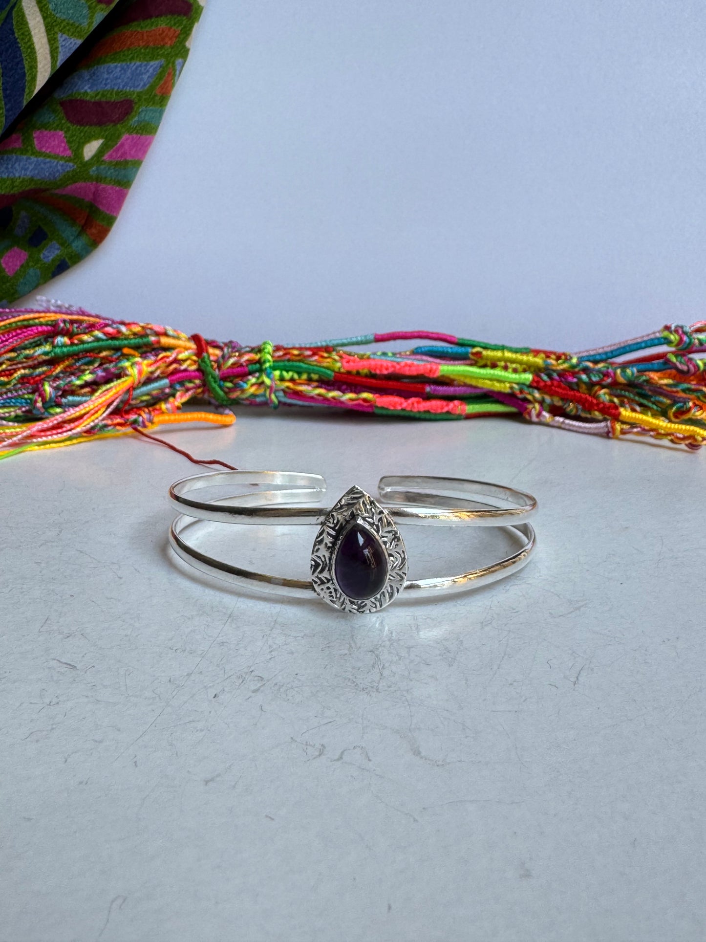 Bracciale boho argentato viola