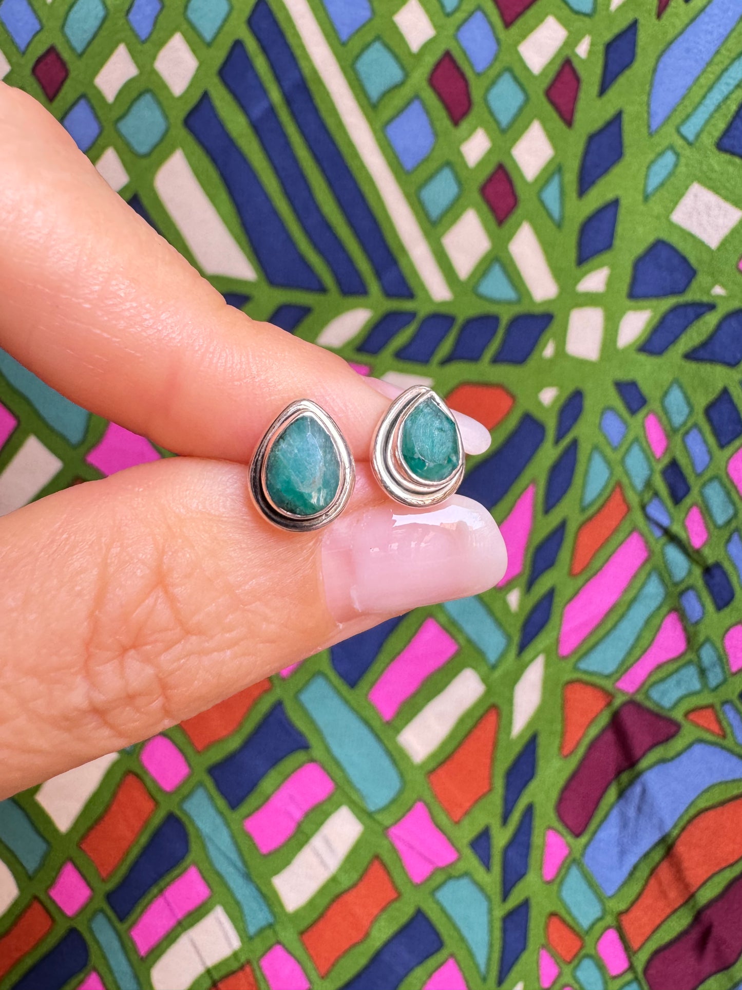 Mini stud earrings in 925 silver with emerald root