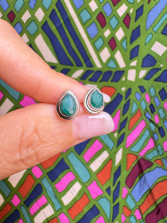 Mini stud earrings in 925 silver with emerald root