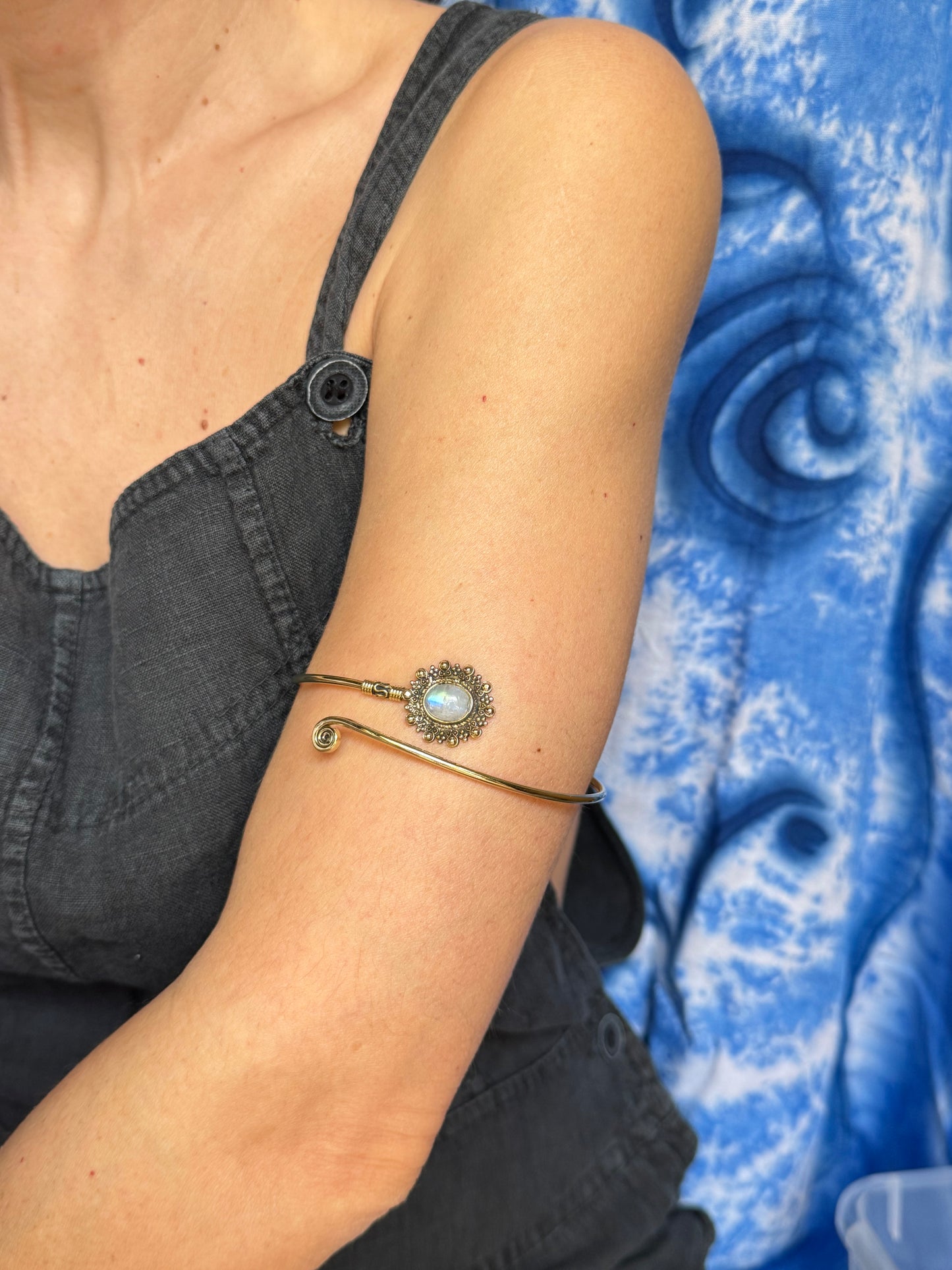 Bracciale braccio boho dorato pietra di luna