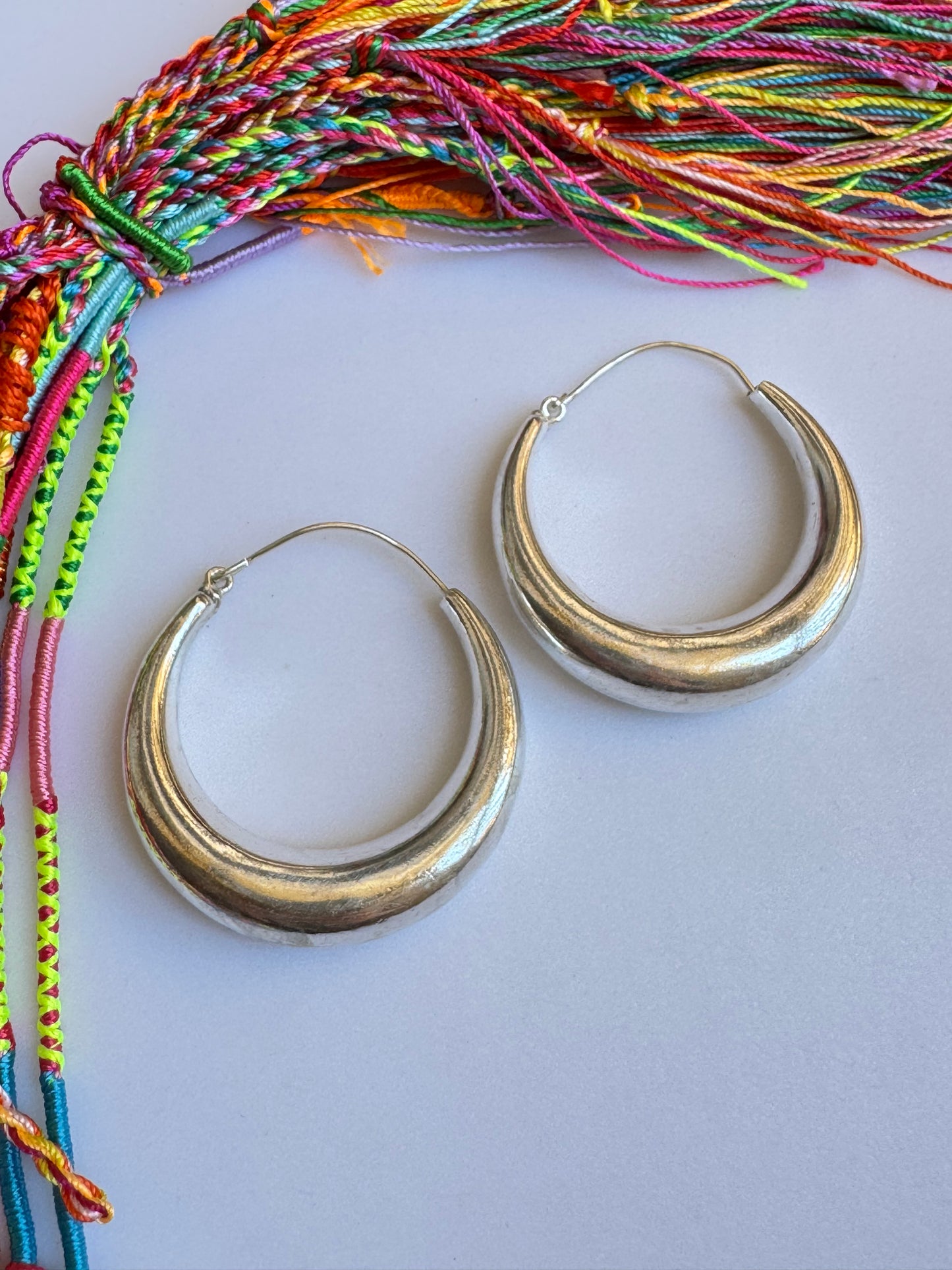 Orecchini boho argentati bombati