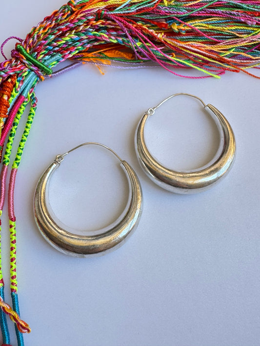 Gewölbte, versilberte Boho-Ohrringe