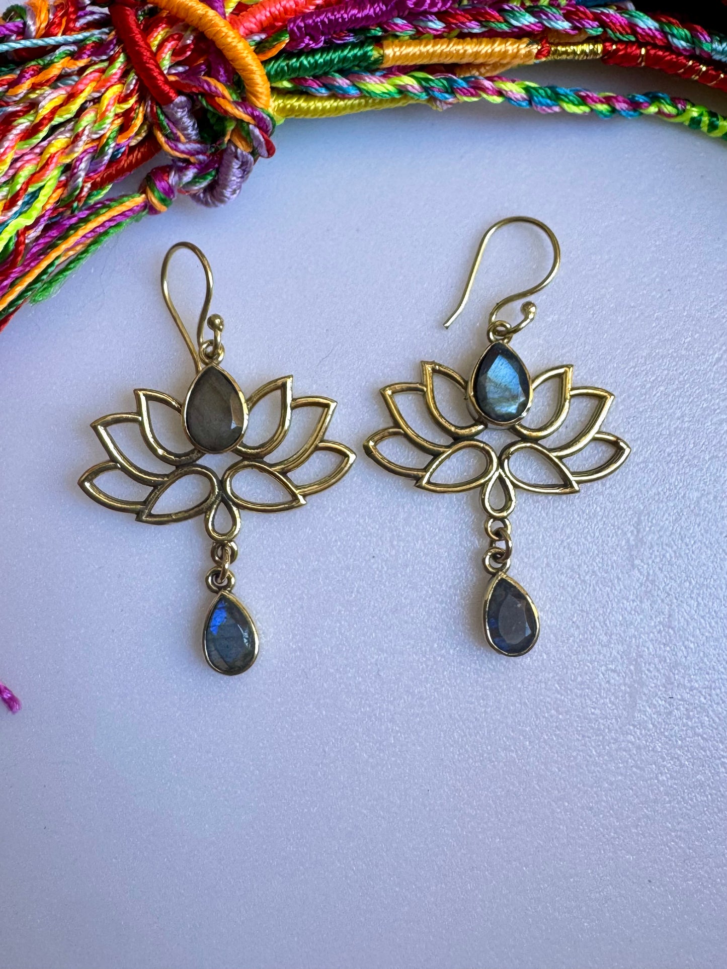 Orecchini boho dorato fiore di loto labradorite