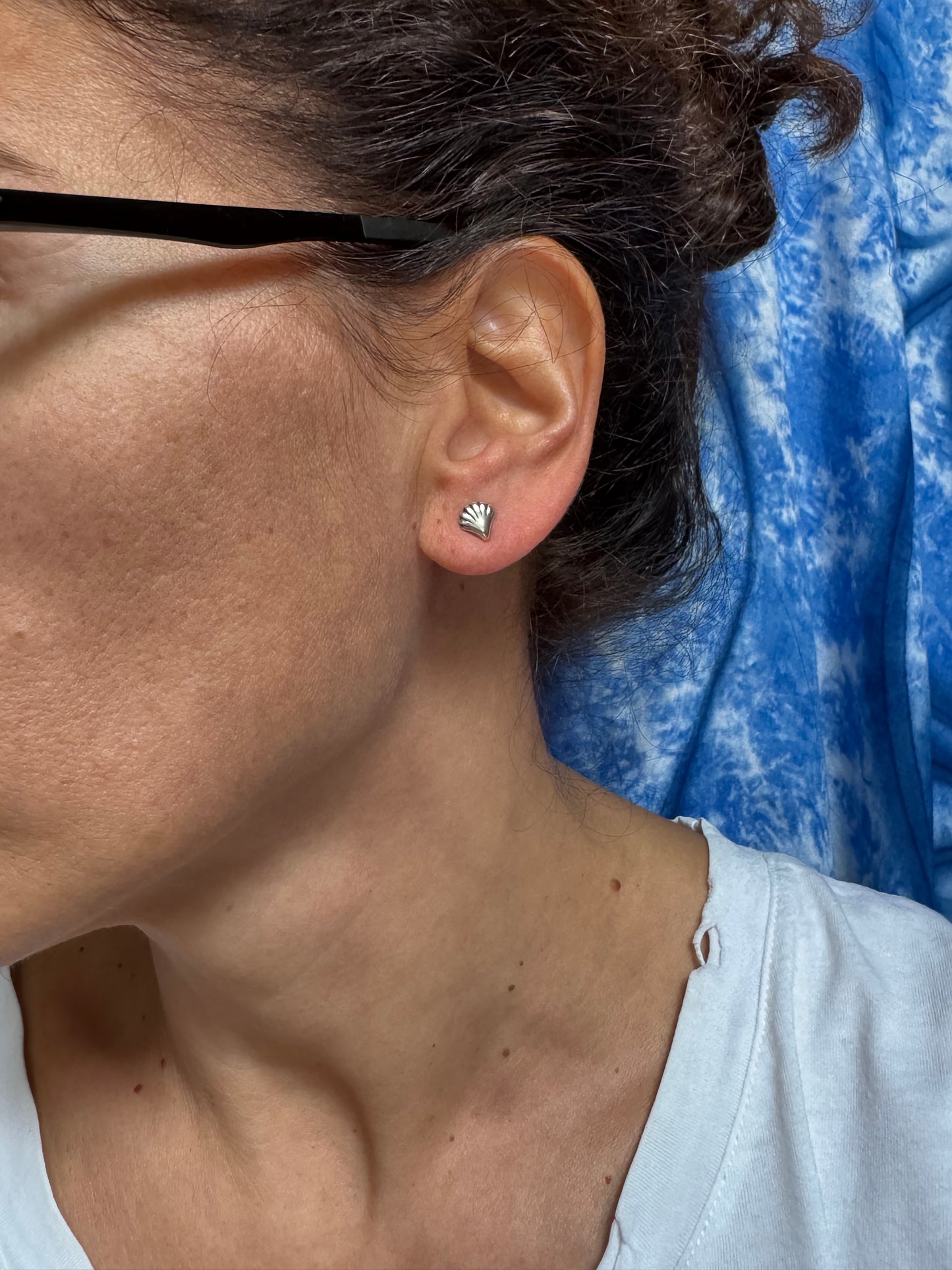 Single lobe earring in 925 silver with shell